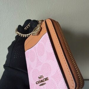 SOLD. NWT. Coach Zip Card Case In Signature Canvas CEC50
POWDER
